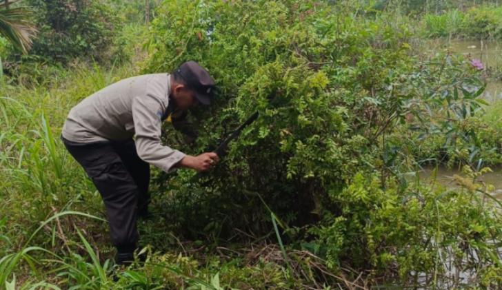 Personel Polsek Bunut Gotongroyong Bersama Masyarakat