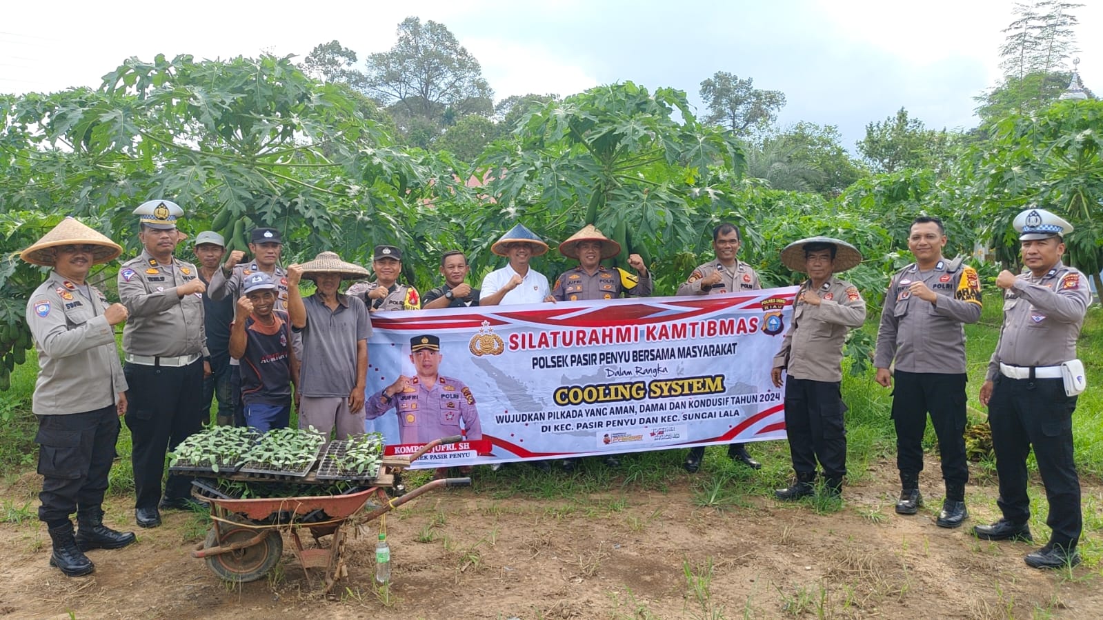 Kompol Jufri Sosialisasi Pilkada Damai Sambil Bawa Ayam hingga Ikan Asin