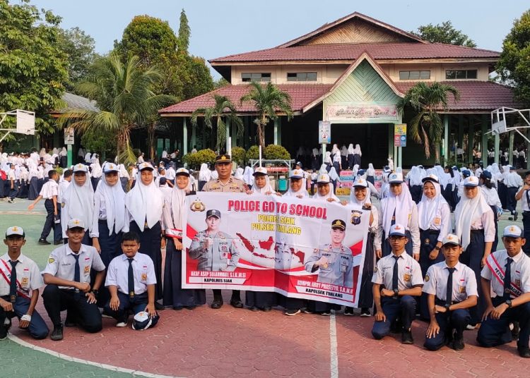 Sosialisasikan Larangan Perundungan, Polsek Tualang Laksanakan Program Police Goes to School