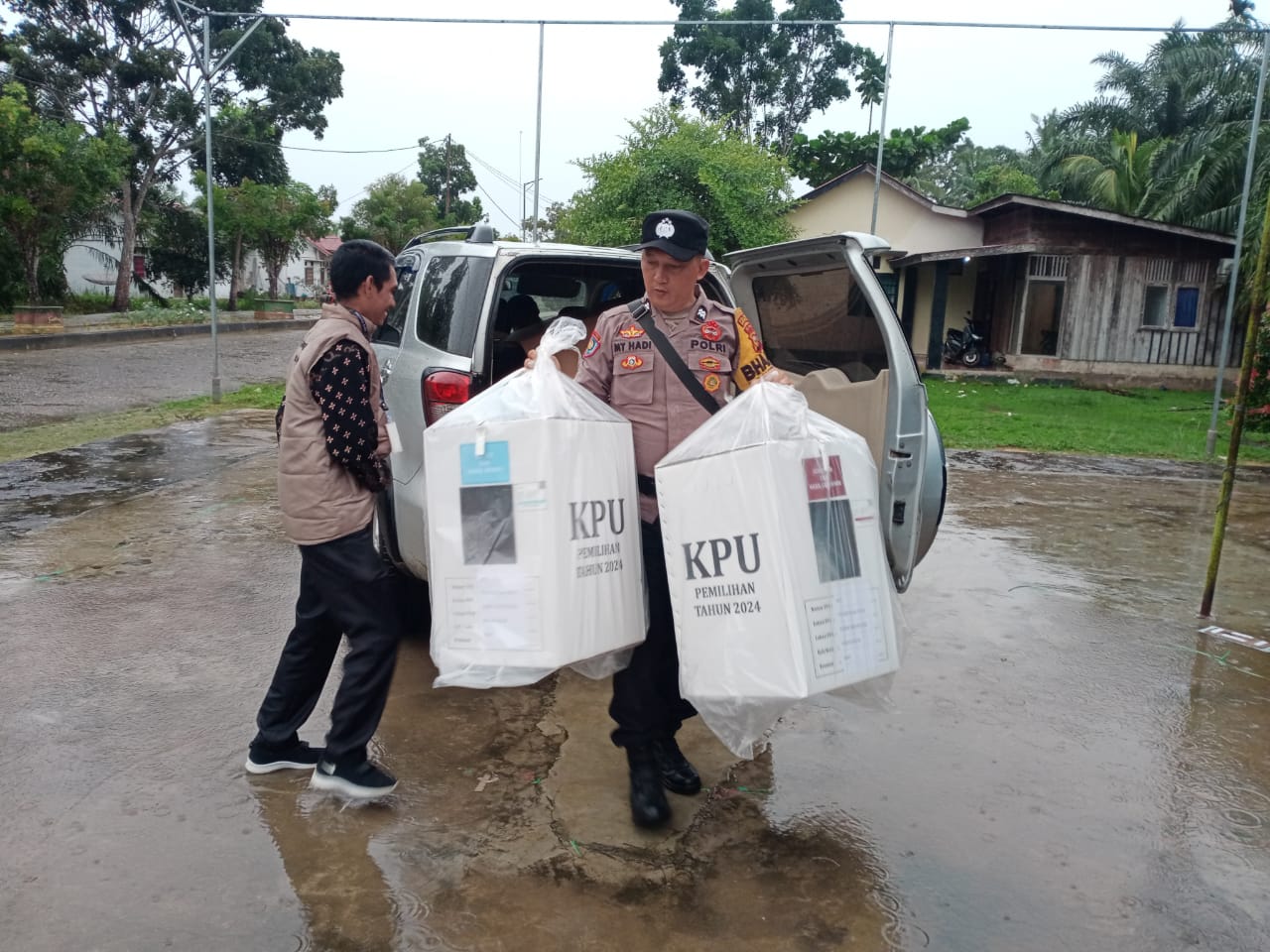 Bhabinkamtias Teluk Pulau Hulu Kawal Pergeseran Kotak Suara ke TPS Menjelang Pencoblosan