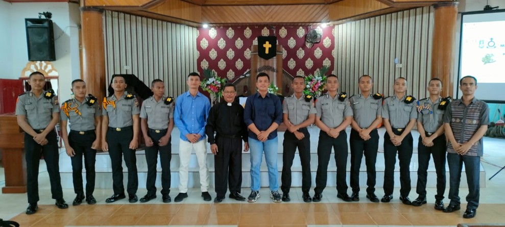 Kabag SDM Polres Rohul AKP S Sinaga SH Pimpin Giat Minggu Kasih Di Gereja HKBP Pasir Pengaraian