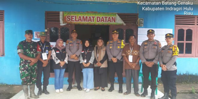 Pastikan Suasana Pilkada Kondusif, Kapolsek Batang Cenaku Pantauan Jalannya Pemungutan Suara 