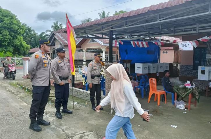 Pastikan Pelaksanaan Pilkada Riau dan Rohil Aman, Kapolsek Rantau Kopar Pantau Langsung TPS